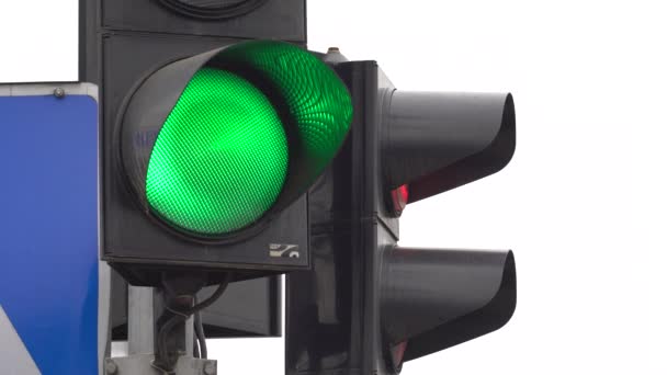 Traffic light on the road regulates traffic — Stock Video