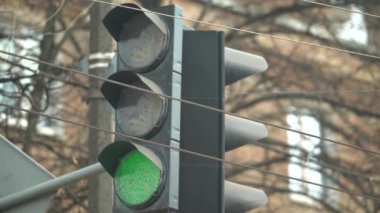 Yoldaki trafik ışığı trafiği düzenler