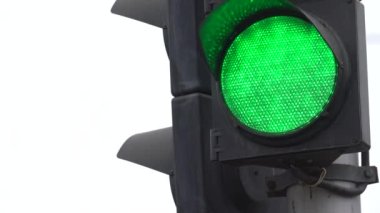 Yoldaki trafik ışığı trafiği düzenler