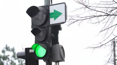 Yoldaki trafik ışığı trafiği düzenler