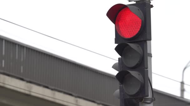 Semáforo en la carretera regula el tráfico — Vídeos de Stock