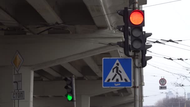 Semáforo en la carretera regula el tráfico — Vídeo de stock