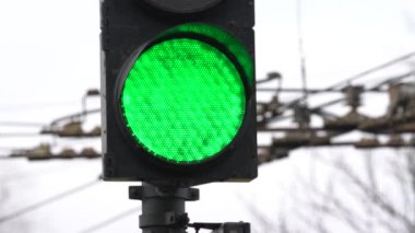 Yoldaki trafik ışığı trafiği düzenler