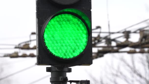 도로의 교통 신호등은 교통을 조절 한다 — 비디오