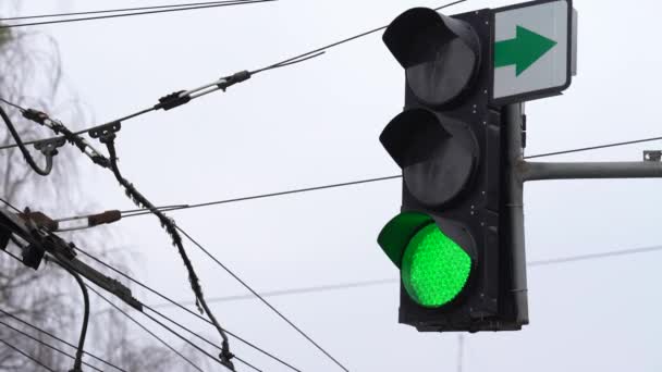 Semáforo en la carretera regula el tráfico — Vídeos de Stock