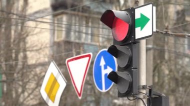 Yoldaki trafik ışığı trafiği düzenler