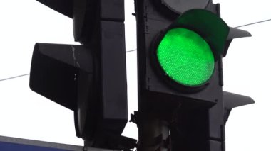 Yoldaki trafik ışığı trafiği düzenler