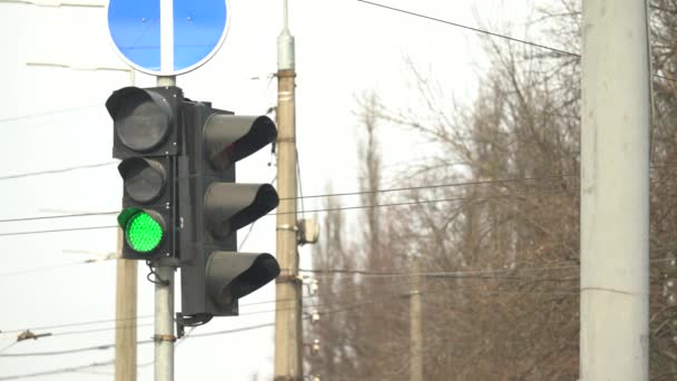 Verkeerslichten op de weg regelen het verkeer — Stockvideo