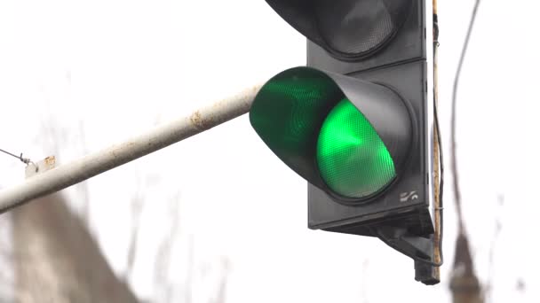 Semáforo en la carretera regula el tráfico — Vídeos de Stock
