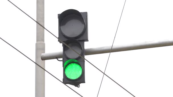 Verkeerslichten op de weg regelen het verkeer — Stockvideo