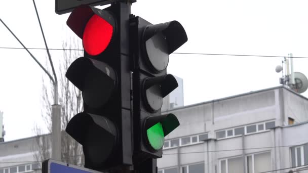 Verkeerslichten op de weg regelen het verkeer — Stockvideo