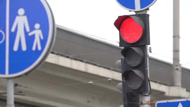 Semáforo en la carretera regula el tráfico — Vídeos de Stock