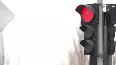 Yoldaki trafik ışığı trafiği düzenler