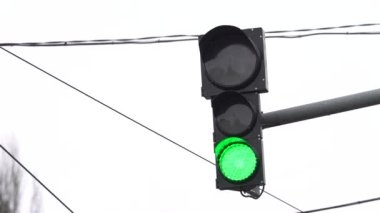 Yoldaki trafik ışığı trafiği düzenler