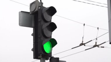 Yoldaki trafik ışığı trafiği düzenler