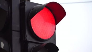 Yoldaki trafik ışığı trafiği düzenler