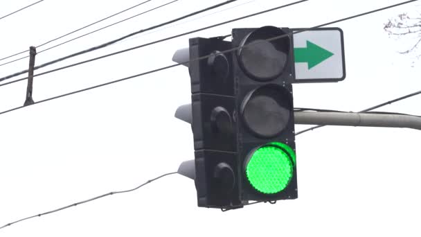Semáforo en la carretera regula el tráfico — Vídeos de Stock