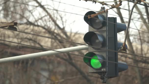 Светофор на дороге регулирует движение — стоковое видео