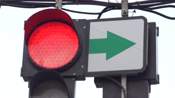 O semáforo na estrada regula o tráfego — Vídeo de Stock