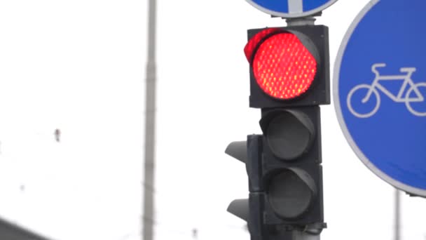 Verkeerslichten op de weg regelen het verkeer — Stockvideo