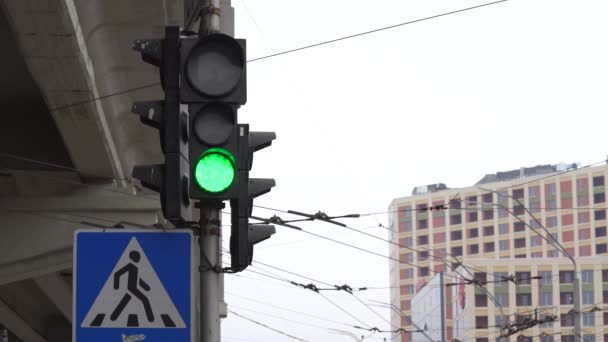 Semáforo en la carretera regula el tráfico — Vídeos de Stock