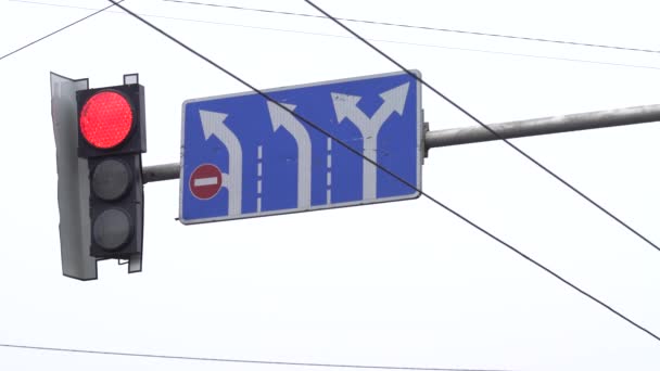 Verkeerslichten op de weg regelen het verkeer — Stockvideo