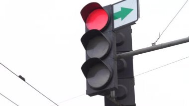 Yoldaki trafik ışığı trafiği düzenler
