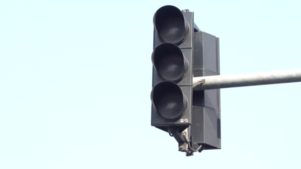 Traffic light on the road regulates traffic — Stock Video