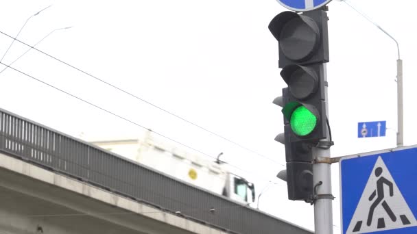 Yoldaki trafik ışığı trafiği düzenler — Stok video