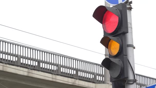 Semáforo en la carretera regula el tráfico — Vídeos de Stock