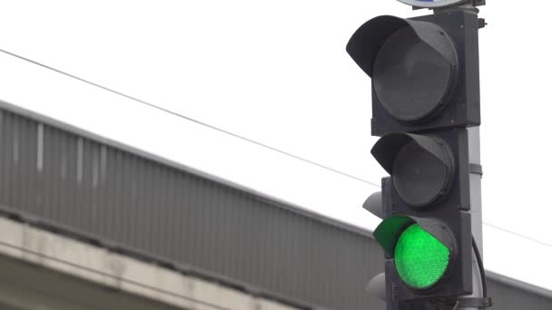 Semáforo en la carretera regula el tráfico — Vídeos de Stock