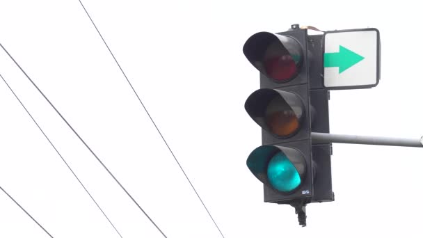 Verkeerslichten op de weg regelen het verkeer — Stockvideo