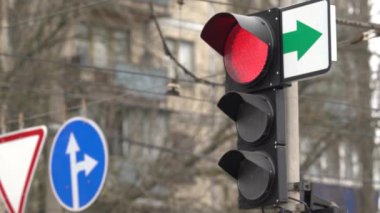 Yoldaki trafik ışığı trafiği düzenler