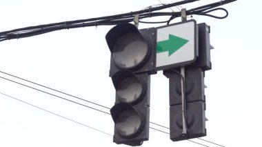 Yoldaki trafik ışığı trafiği düzenler