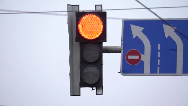 O semáforo na estrada regula o tráfego — Vídeo de Stock