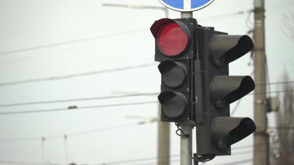 Semáforo en la carretera regula el tráfico — Vídeos de Stock