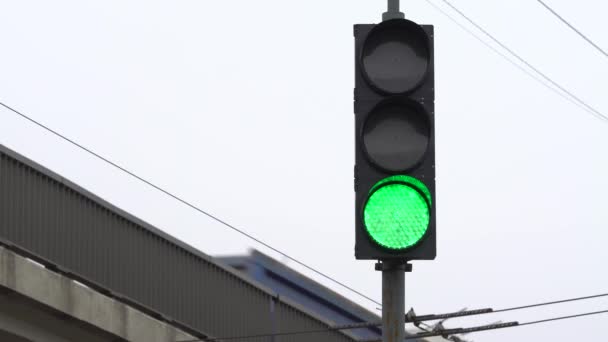 Verkeerslichten op de weg regelen het verkeer — Stockvideo