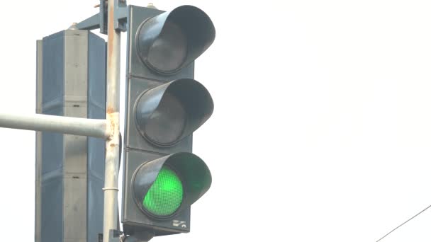 Semáforo en la carretera regula el tráfico — Vídeos de Stock