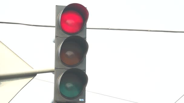 O semáforo na estrada regula o tráfego — Vídeo de Stock