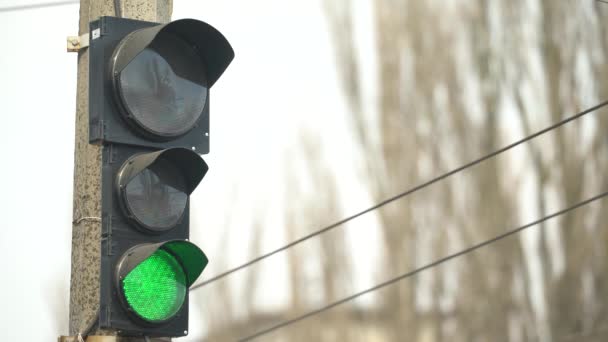 Semáforo en la carretera regula el tráfico — Vídeos de Stock