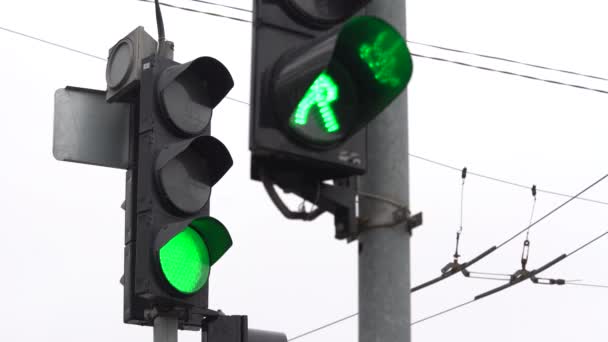 Verkeerslichten op de weg regelen het verkeer — Stockvideo