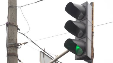 Yoldaki trafik ışığı trafiği düzenler