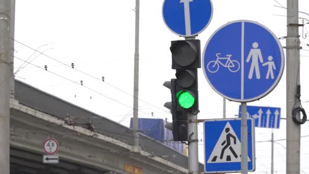 Ampel auf der Straße regelt den Verkehr — Stockvideo