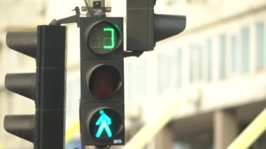 Yaya trafik lambası gündüz şehir caddesinde