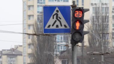 Yaya trafik lambası gündüz şehir caddesinde