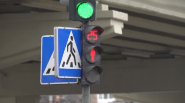 Yaya trafik lambası gündüz şehir caddesinde