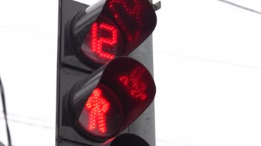 Yaya trafik lambası gündüz şehir caddesinde