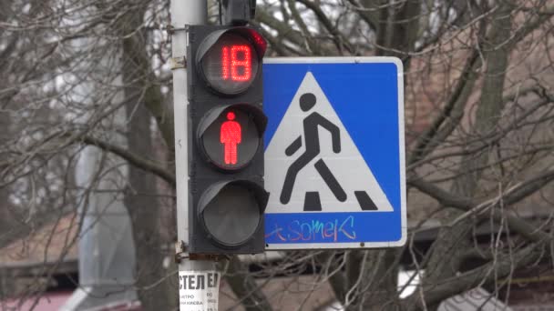 Пішохідний світлофор на міській вулиці вдень — стокове відео