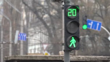 Yaya trafik lambası gündüz şehir caddesinde