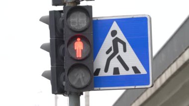 Yaya trafik lambası gündüz şehir caddesinde